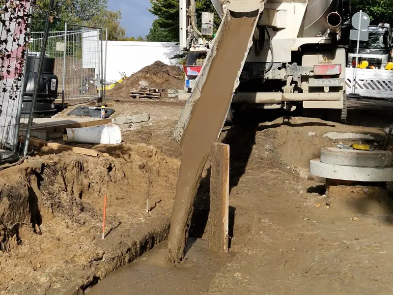 Grabenverfüllung mit selbstverdichtendem Flüssigboden im Leitungsbau
